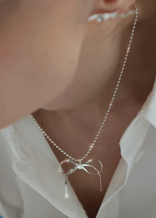 Ribbon ball necklace